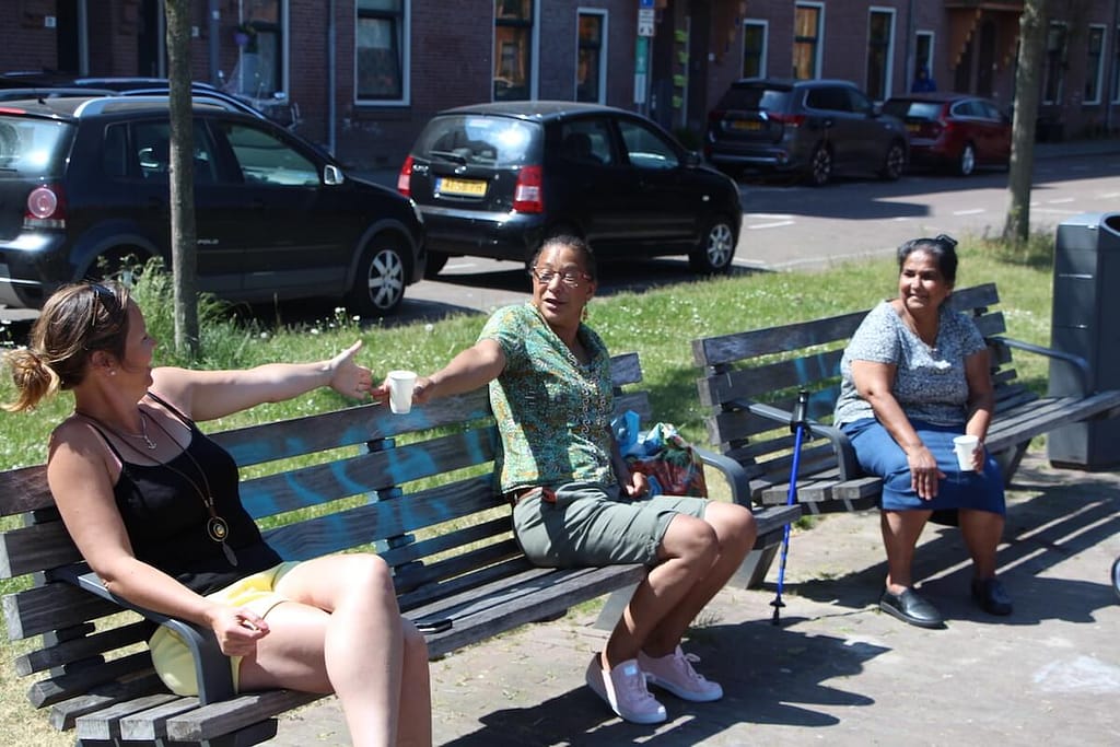 Twee wijkbewoners houden 1,5 meter afstand - Geloven in Spangen
