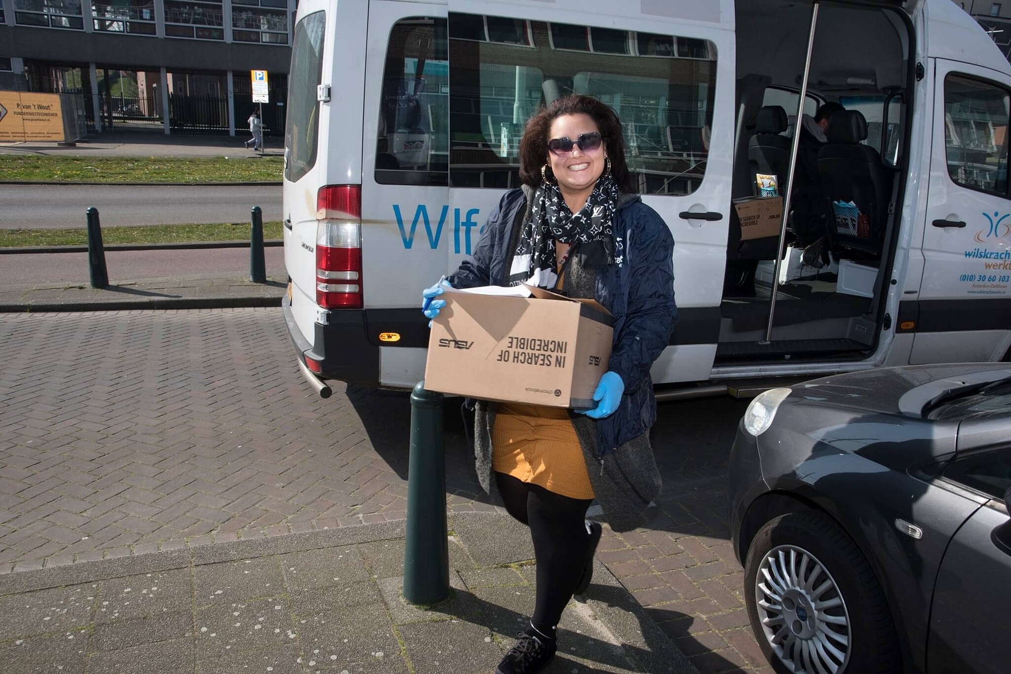 Een vrijwilliger uit Delfshaven helpt mee met uitdelen van voedselpakketten