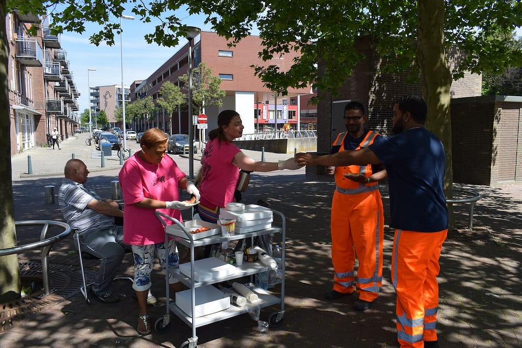 Koffie en taart uitdelen in Spangen bij Serve the City