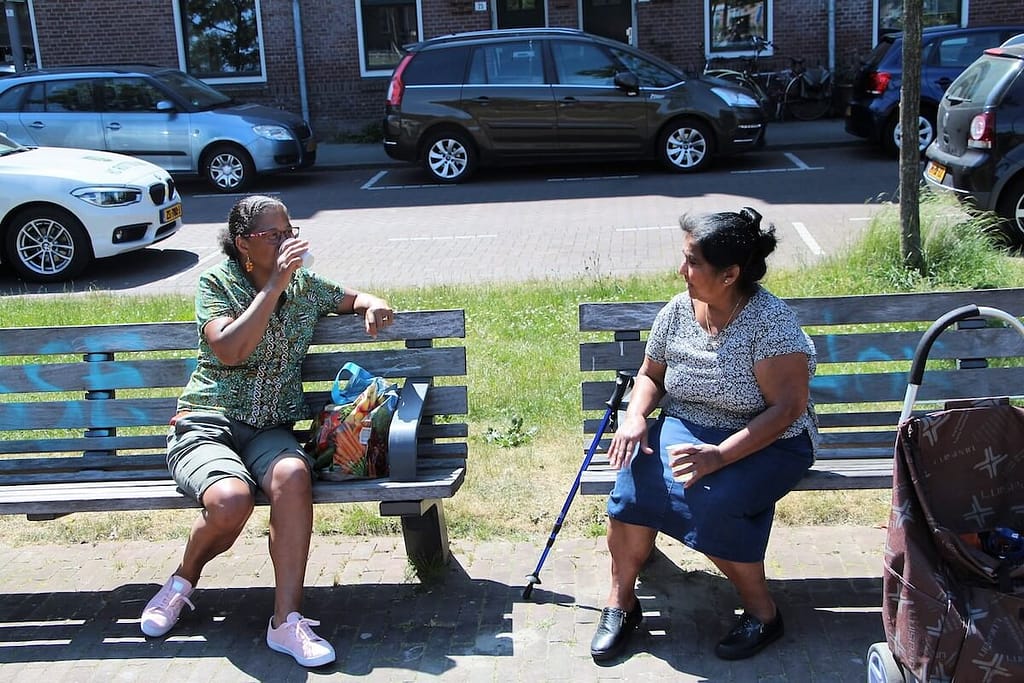 Twee oudere dames in gesprek tijdens Serve the City van Geloven in Spangen
