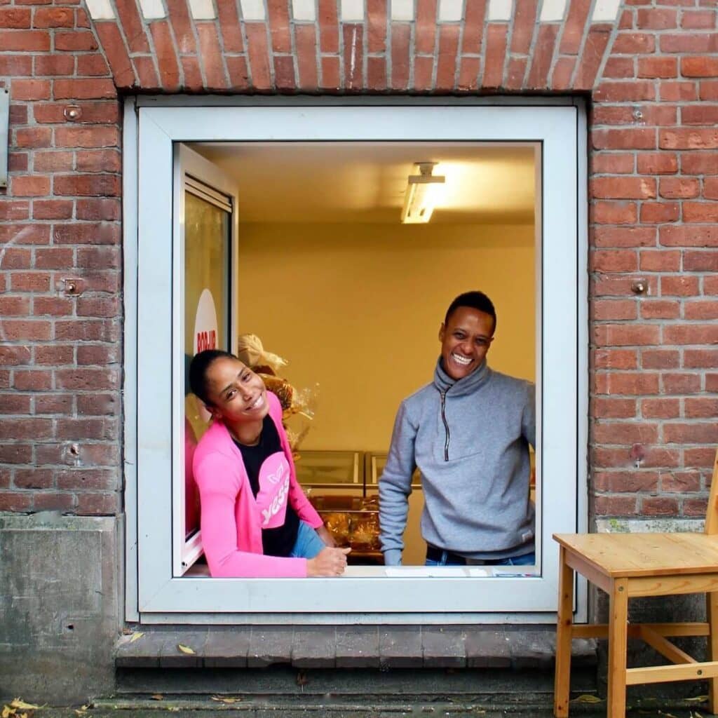 Twee vrijwilligers van de Yess! weggeefwinkel